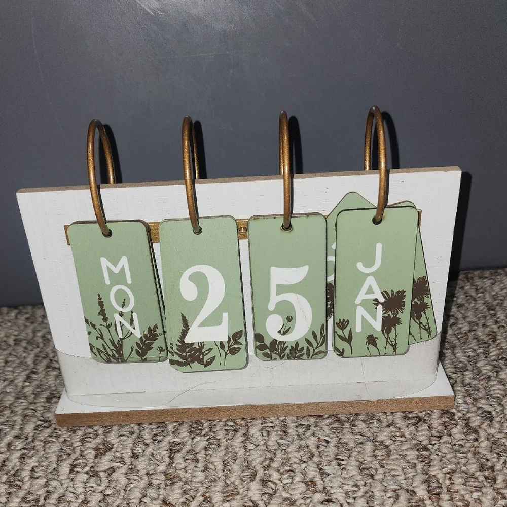 NWT Green & White Perpetual Calendar with Gold Rings